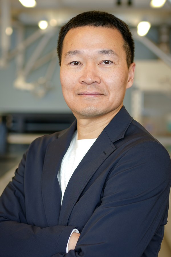 Prof. Juewen Liu portrait